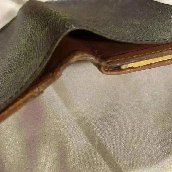 Louis Vuitton Kiss Lock Wallet - Picture 8 of 15